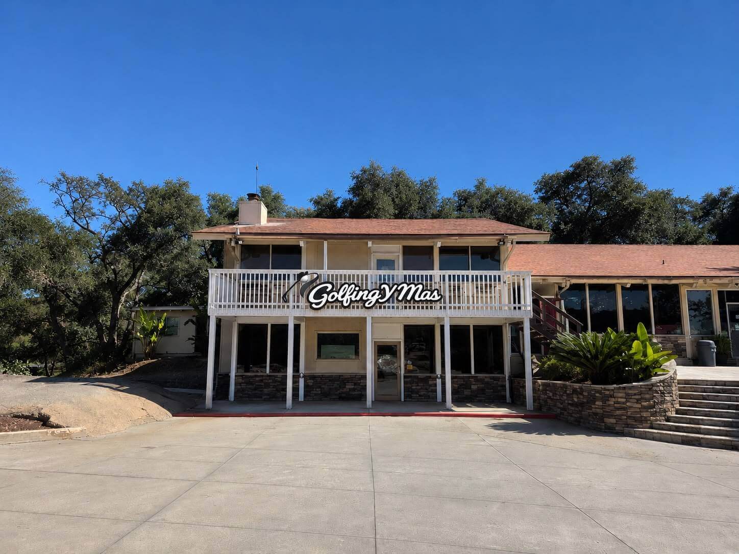 Custom front-lit channel letters for Golfing y Mas clubhouse in California